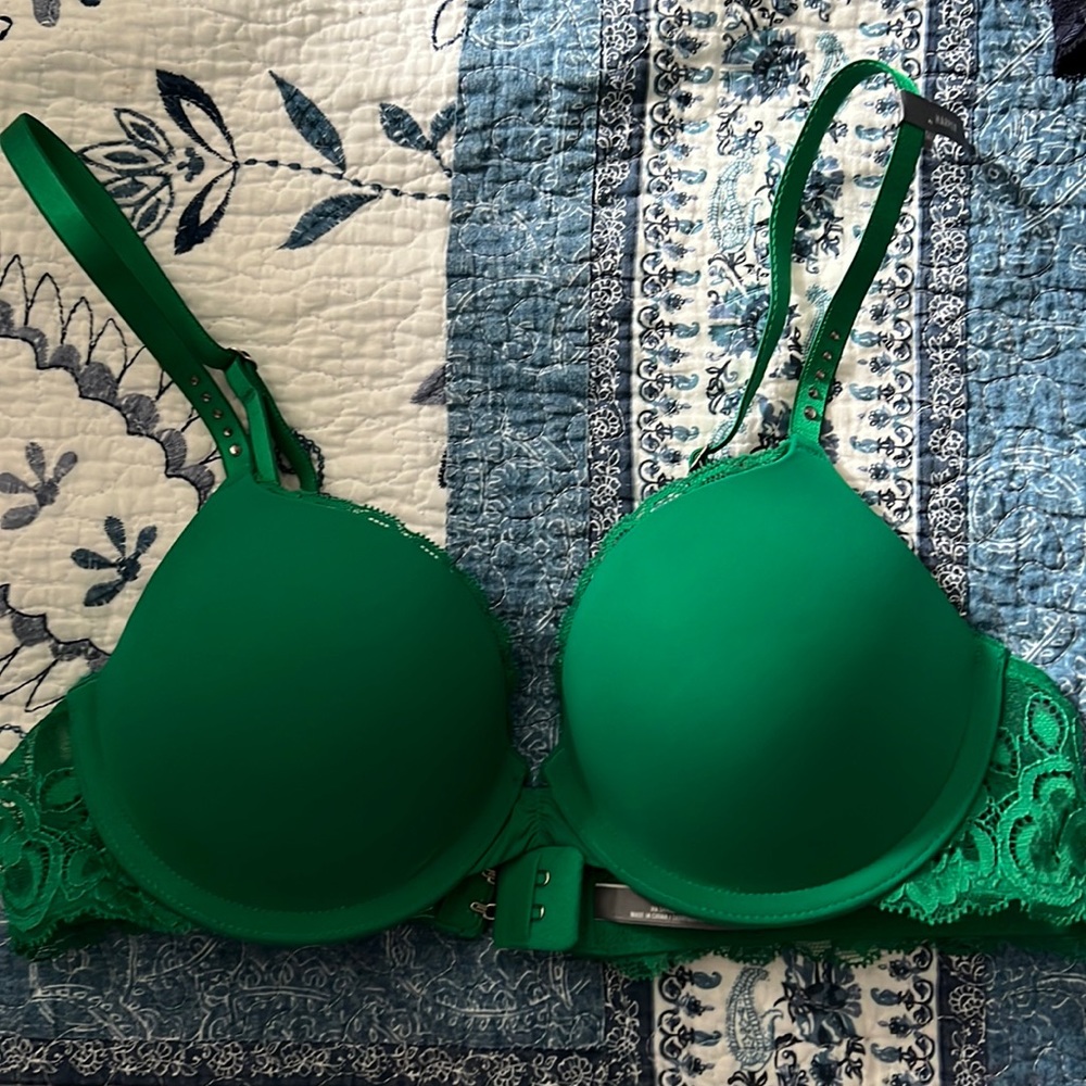 Great condition. No rips in lace.